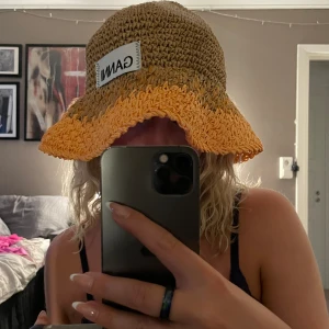 Ganni hatt - Säljer denna virkade hatten från Ganni super fin aldrig använt men passade inte mitt huvud 🧡💛