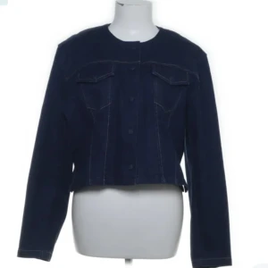 Slutsåld Avora jeansjacka - Bianca ingrosso märke Avora! Superfin jeansjacka i nyskick! Jag kan ha denna som vanligtvis har stl 36/38. Den är slutsåld och finns inte längre. Ligger även uppe på Sellpy. 