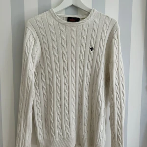 Stickad Morris tröja  - Stickad Morris tröja i fantastiskt bra skick. Storlek M. Nypris: 1600kr vårat pris: 549kr. Skriv gärna vid intresse eller funderingar.