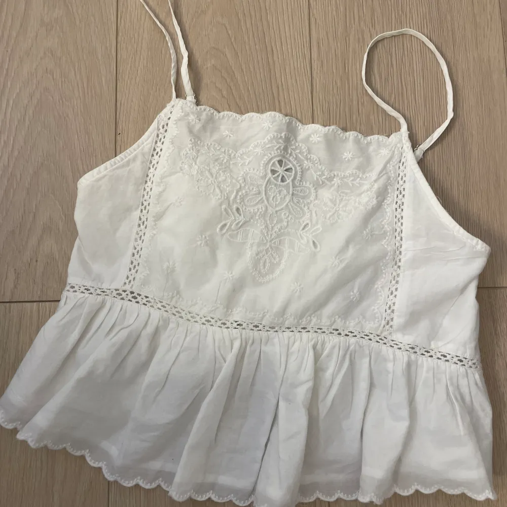 Säljer denna topp från Zara som jag tror inte finns längre. Den är aldrig använd och säljer den för 199 kr💗. Toppar.