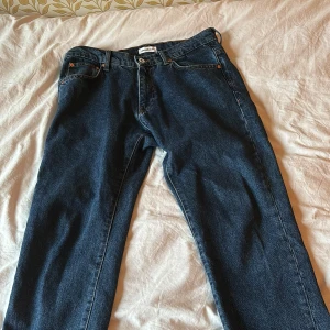 Skitsnygga Mörkblåa woodbird jeans. - Dessa jeans är i storlek 30/31. I använt skick. 