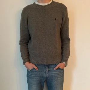 Ralph Lauren Ylletröja - Fin tröja gjord av ull från Ralph Lauren, förutom ett icke noterbart litet hål i ena ärmen (se bild) är skicket bra, säljer pga lite för liten, brukar ha XL-L