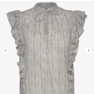 Blus/linne från hunky dory  - Helt oanvänd och jättesnygg blus från Hunkydory. Nypris 1495 kr. Storlek XS men skulle säga att den passar S också. Lappen är kvar. 