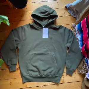 Helt oanvänd polar sample hoodie i olivgrön strl M 10/10