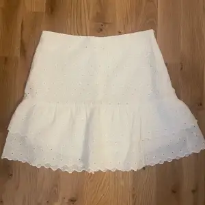 Säljer en jätte fin kjol från zara. Den är använd några gånger men i mycket bra skick. 
