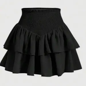 Super fin svart volangkjol från Shein, kjolen är i nyskick och aldrig använd. Lappen finns kvar.☺️  Skriv för mer bilder på kjolen 💞