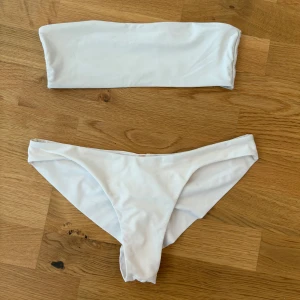 Bikiniset  - Toppen är från Missguided (stl 36) och underdelen är från Nelly (stl S). Båda är endast använda 1 gång, så som nya.  