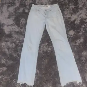 Säljer dessa ljusblåa jeans ifrån hm i storlek 36 då de aldrig används💓vit fläck på sista bilden annars inga defekter 