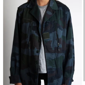 Quatre filles jacka  - JÄTTE snygg stilren jacka från Quatre Filles. Ny pris 2500 kr.  Inga spår från användning. Säljer för jag har massa andra jackor.  Skriv för fler bilder på jackan. Perfekt för höst, vår och sommar!!!☀️🙃