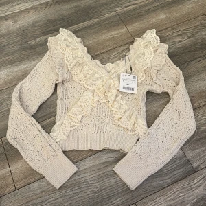 Zara volang tröja - Säljer denna jätte fina stickade tröja från zara då den inte kommit till användning! Den har ett litet hål på armen, om du har några frågor hör gärna av dig!! Tryck ej på köp nu!! 🥰