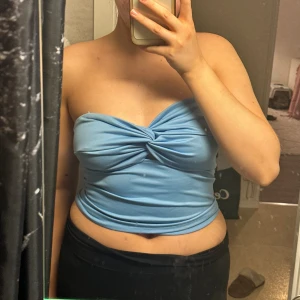 Topp från bikbok  - Använd en gång, köpt från bikbok förra året! Säljer för 150kr+frakt☺️