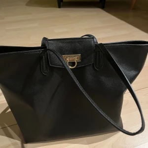 Svart stor väska  - Osäker på märke men den är dom nu och väldigt snygg❤️❤️