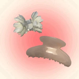 Hårklämmor - Två hårklämmor som jag inte vet var de kommer ifrån :) den ena ser lite beige ut på bild, men är mer rosa i verkligheten 