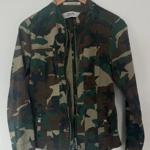 REPLAY jacka, militär, army - Snygg jacka från Replay. Sparsamt använd. Storlek S.