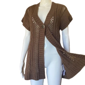 Kofta  - Kofta från Canda. 85% Akryl & 15% ull. Svårt att få bra mått. Dockan använder storlek XS. 