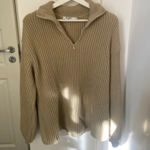 Zip tröja  - Lite nopprig på undersidan av ärmarna men inget man tänker på😊