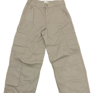 Cargopants - Så snygga baggy cargopants. De är dock för små för mig så visar inga bilder på💗Strl 34. Skriv om du har frågor💗