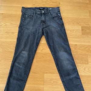 Säljer dessa slim jeans från Replay i modellen anbass. Jeansen är i toppskick och har inga tecken på användning. Det är storlek 30/34.