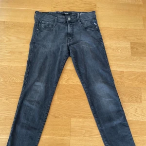 Replay Anbass jeans  - Säljer dessa slim jeans från Replay i modellen anbass. Jeansen är i toppskick och har inga tecken på användning. Det är storlek 30/34.
