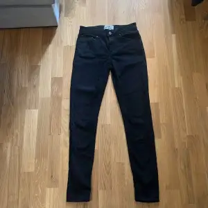 Svarta Jeans från Acne Studios. Gott skick. Storlek W29, L34 Är rätt liten i storleken dock. Modellen på dessa jeans är skinny.