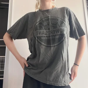 Grå t-shirt - Oversize