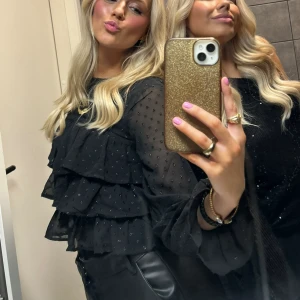 Svart volang blus - Svart volang topp i storlek 158/164, passar mig som vanligtvis har S🩷endast använd en gång