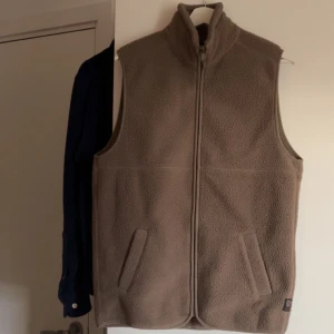 Teddyväst - En brun Teddy väst som är i väldigt fint skick och är iprincip oanvänd