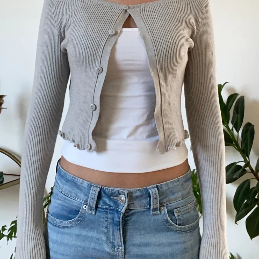Jättefin grå tröja som går att styla till ett linne eller annat (mycket kombinations alternativ).. Tröjor & Koftor.