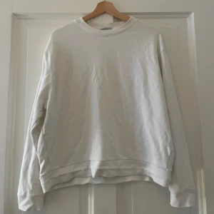 Collegetröja Weekday - Vit collegetröja från Weekday.