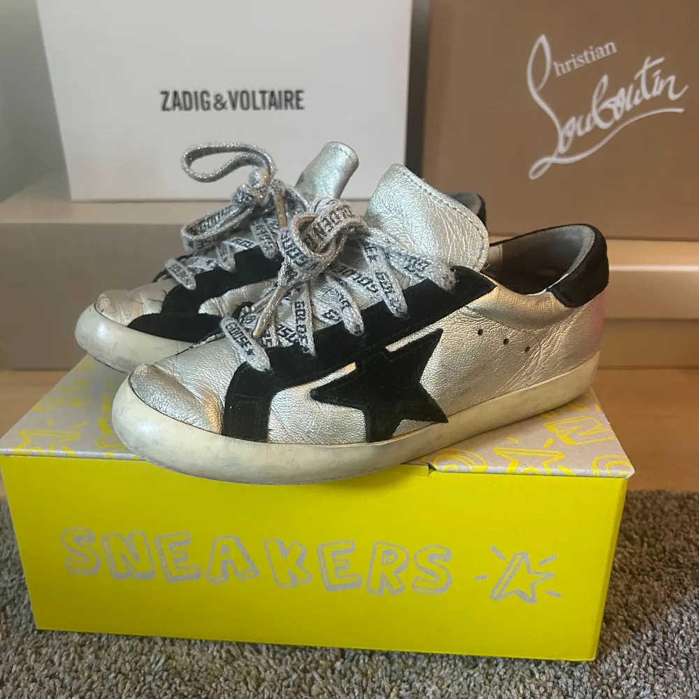 Golden goose skor i okej skick, lite defekter där fram men inte så mycket.🩷 Storlek 33. Köpta för ca 2500 och säljer för minst 750kr. Skor.