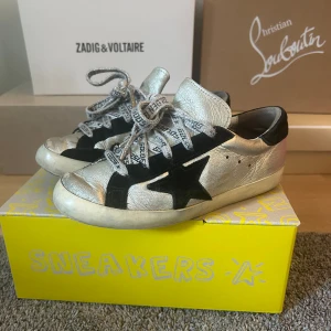 Golden goose skor - Golden goose skor i okej skick, lite defekter där fram men inte så mycket.🩷 Storlek 33. Köpta för ca 2500 och säljer för minst 750kr