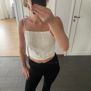 Vit topp - Säljer denna toppen från hm som man kan knyta i ryggen. Använd ett fåtal gånger.💗💗