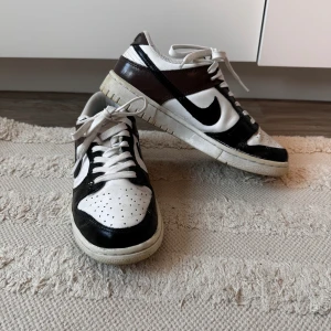 Snygga nike sneakers - Jättesnygga målade nike-sneakers säljes då de är för stora! Köptes begagnat för 800 kr men säljes för 499 kr då lite färg har lossnat och små skavanker som jag kan skicka närmare bild på vid intresse:)
