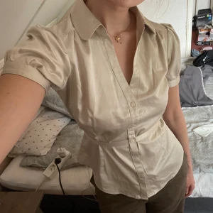 Glansig topp - Sexig topp/blus i satin. Knytning där bak. Vintage H&M. Storlek 38 men passar mer 36