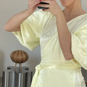 Boii Studios klänning - Ljusgul klänning från Boii Studios i Köpenhamn i Strl S, använd en gång!🤍