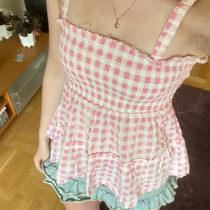 Rosa rutig topp - Säljer denna asgulliga toppen med rutigt mönster🥰