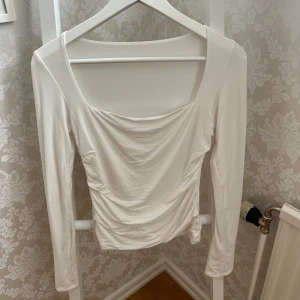 Långärmad topp - En superfin långärmad topp från bikbok! Man kan ha den på Boda hållen, alltså antingen uringat eller djup rygg. Nyskick.