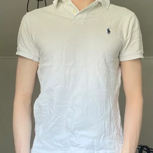 Ralph Lauren Piké - Tja säljer nu min ralph lauren piké i okej skick. Finns fläckar under armarna kom privat för bilder annars är den i okej skick. Skulle säga att skicket är 7.5/10. Eftertraktat märke så va snabb med att köpa. Kontakta vid frågor💯.