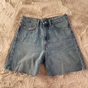 Förut jeans men klippta till shorts, hägmidjade, från weekday i modellen Lash.  Storlek 36/38  Kontakta för mer info/fler bilder. Kan postas men köpare står för frakten, kan mötas upp i malmö. 