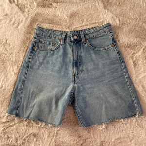 Jeansshorts - Förut jeans men klippta till shorts, hägmidjade, från weekday i modellen Lash.  Storlek 36/38  Kontakta för mer info/fler bilder. Kan postas men köpare står för frakten, kan mötas upp i malmö. 