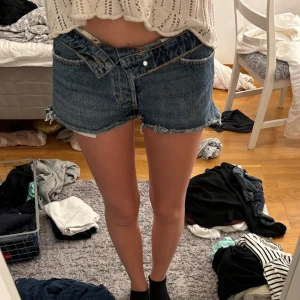 Jeans shorts från zara. - Super fina shorts från zara. Mid waist och går att vika ner kanten för ännu lägre midja. Använda fåtal gånger💕