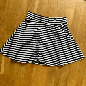 Randig kjol från Hm, som ny💚  Köparen står för frakt🚛💕