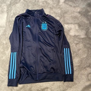 Argentina Tröja - Bra tröja som funkar lika bra i vardagen som vid träning.