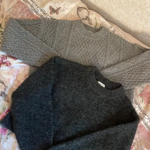 Två tröjor, perfekt till hösten 🤍 - Säljer just nu två tröjor som är i bra skick, har knappt haft på mig dem, och båda är i storlekarna S! 