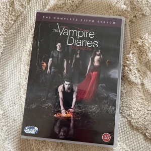 The Vampire Diaries  - Säsong 5, helt komplett och fungerande. 🤍
