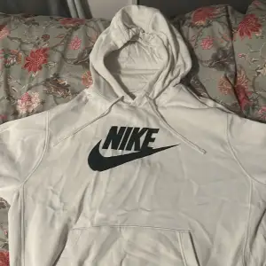 En vit Nike hoodie till salu pga inte används utan några fläckar eller skador, har använts lite tidigare men inget på den senaste 