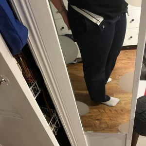 Lågmidjade kostym/chinos med snygga detaljer i midjan - Dessa snygga mörkblåa chinos/kostymbyxor är helt nya och aldrig använda pga passar inte mig. Går att vika ner kanten så de blir lågmidjade! strl 40 men ganska små i  midjan. 150kr men kan diskuteras! Köparen står för frakten💕