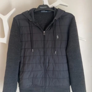 polo Ralph lauren  Cardigan/jacka  - Ralph lauren cardigan i storlek S  Skick 8,5 av 10   skriv vid mer funderingar.  