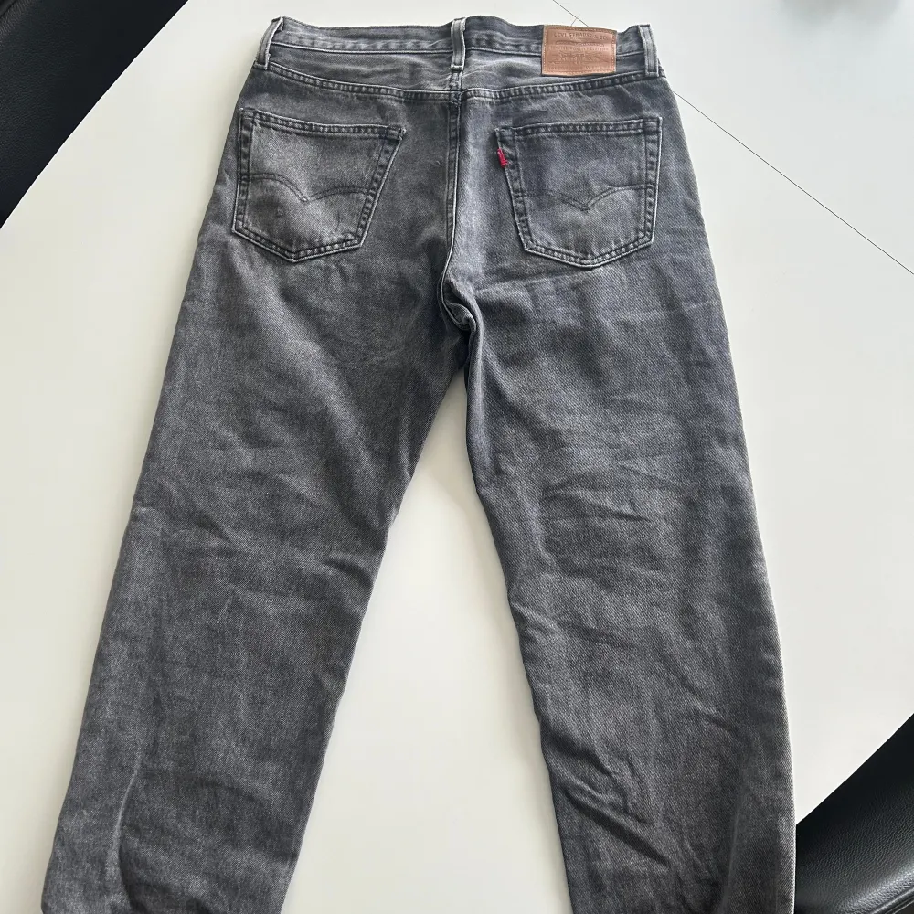 Säljer ett par Levis stay loose jeans i Strlk W31L32. Jeans & Byxor.