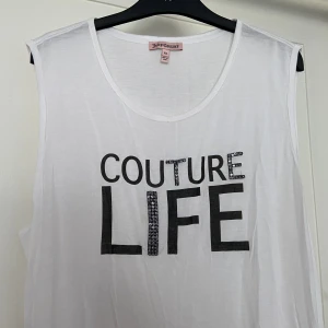 Juicy Couture topp  - Äkta Juicy Couture topp, köpt ca 2013 i butik 🤩💞Såklart äkta, har klippt av men sparat lapparna! Storlek XL men funkar på alla 🌸Liten vag fläck framtill (se sista bilden). Annars sååå mjuk och cool, perfekt till en kort jeanskjol o biker boots 🖤